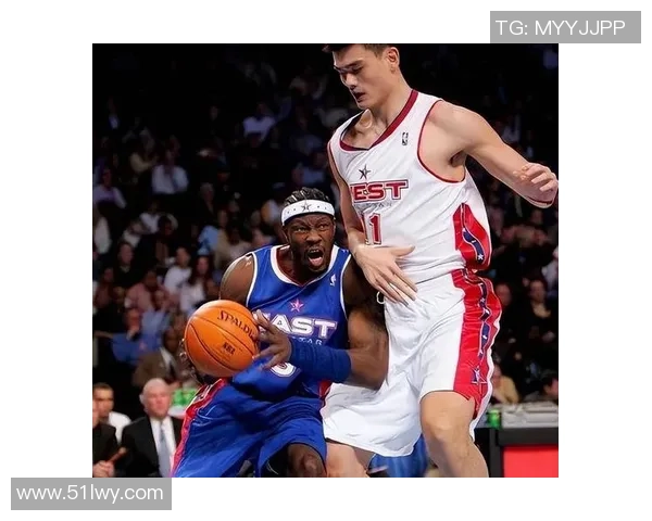 姚明在经典对决中战胜钱德勒展现传奇篮球魅力与实力的巅峰时刻