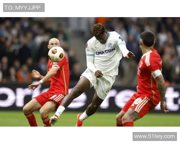 本菲卡大胜热刺五球狂潮红牌事件引发全场热议与争议